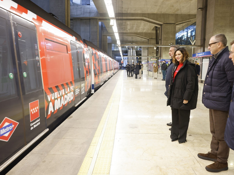 Metro de Madrid recibe el anuncio de la celebración de un Gran Premio de Fórmula 1 en Madrid con un tren decorado con imágenes relacionadas con la prueba automovilística internacional