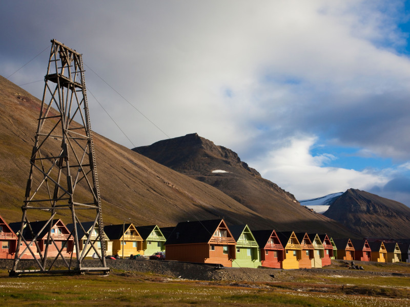 Casas de madera en Longyearbyen, el mayor asentamiento del archipiélago de Svalbard, Noruega