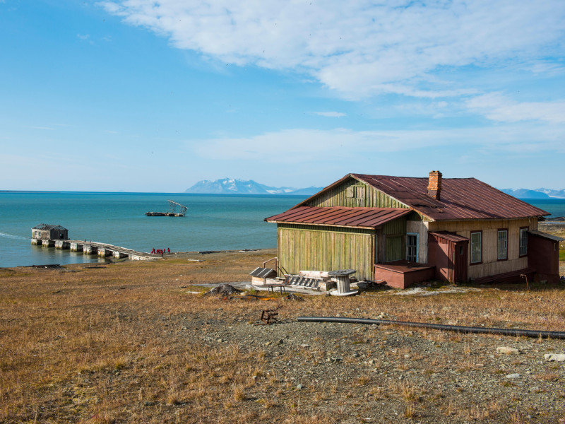 Antigua mina de carbón rusa en Colesbukta, Svalbard, Ártico, Noruega, Escandinavia