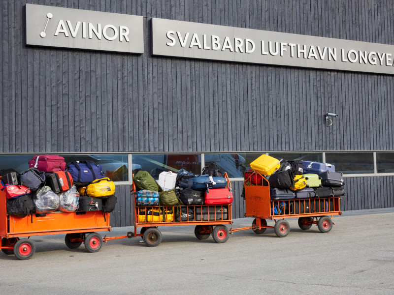 Los carros de equipaje esperan ser cargados o descargados en el aeropuerto Svalbard Longyearbyen