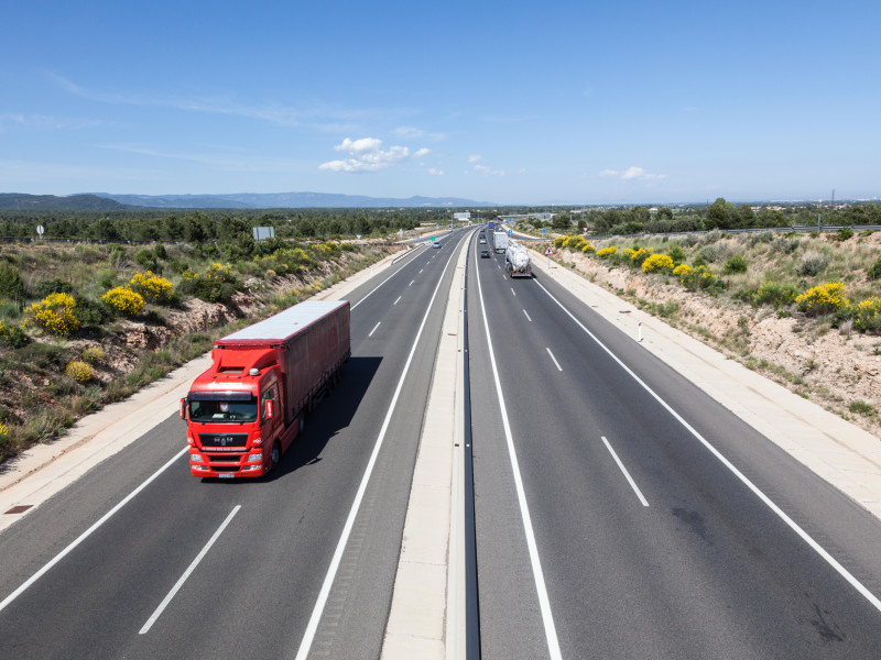 Camiones en la autopista AP-7 en Valencia, España