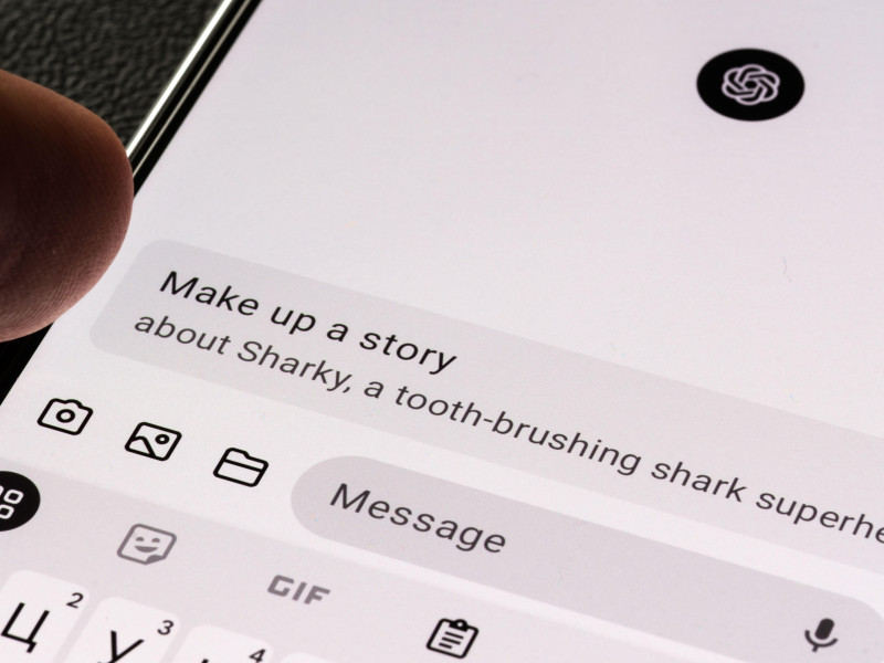 Primer plano de un teléfono inteligente que muestra un mensaje de texto en ChatGPT, solicitando la creación de una historia