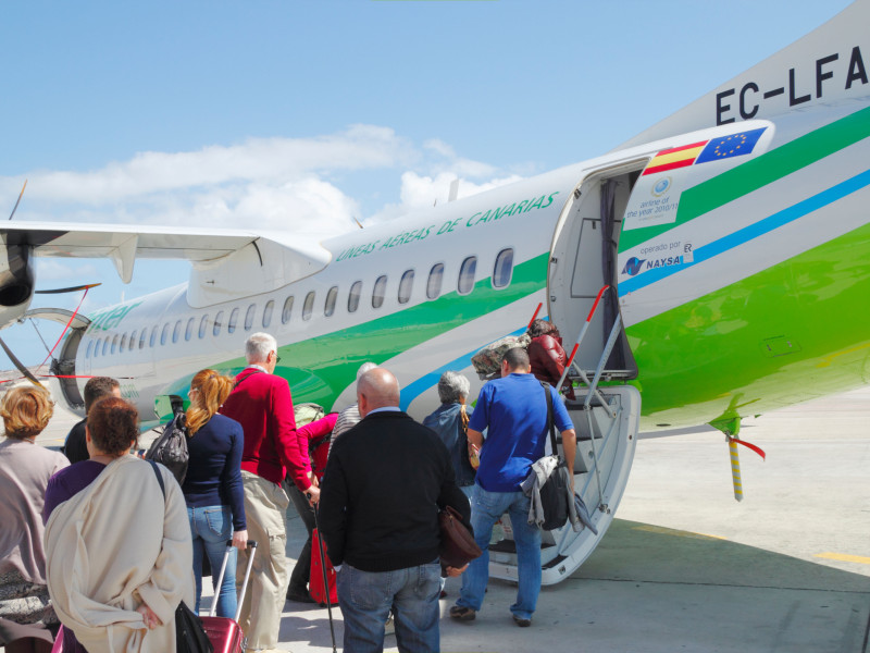 Pasajeros embarcando en el vuelo interinsular de Binter Canarias en el aeropuerto de Gran Canaria