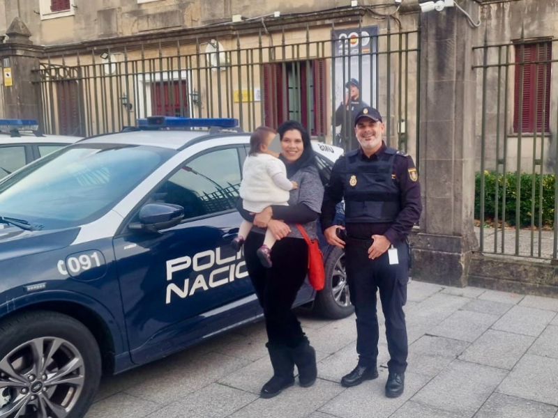 Un agente de la policía con la madre y el bebé