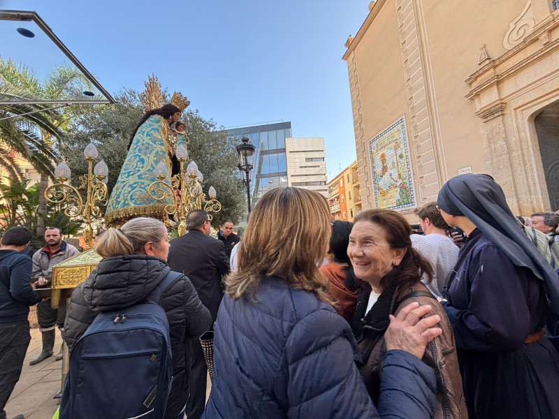 Vecinos de Paiporta al ver a la virgen