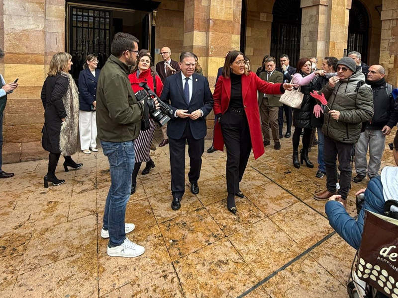 Alfredo Canteli, alcalde de Oviedo y Covadonga Díaz, concejala de centros sociales