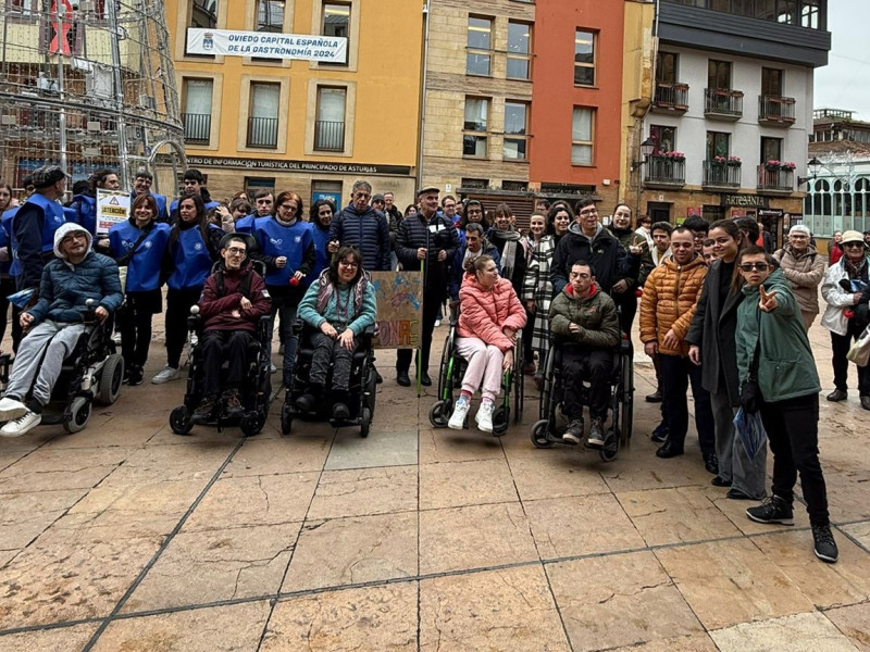 Participantes en la marcha solidaria de Oviedo