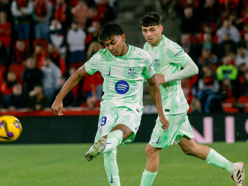 Lamine Yamal mete un pase en Son Moix, durante el partido de LaLiga entre Barcelona y Mallorca