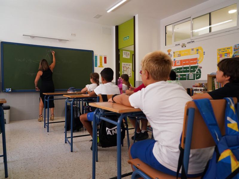 Niños en el aula en su primer día de clase tras la vacaciones