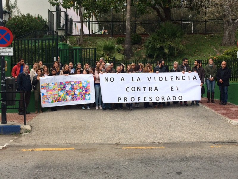 Profesores del colegio José Banús se concentran en Marbella tras la agresión de un padre a un docente