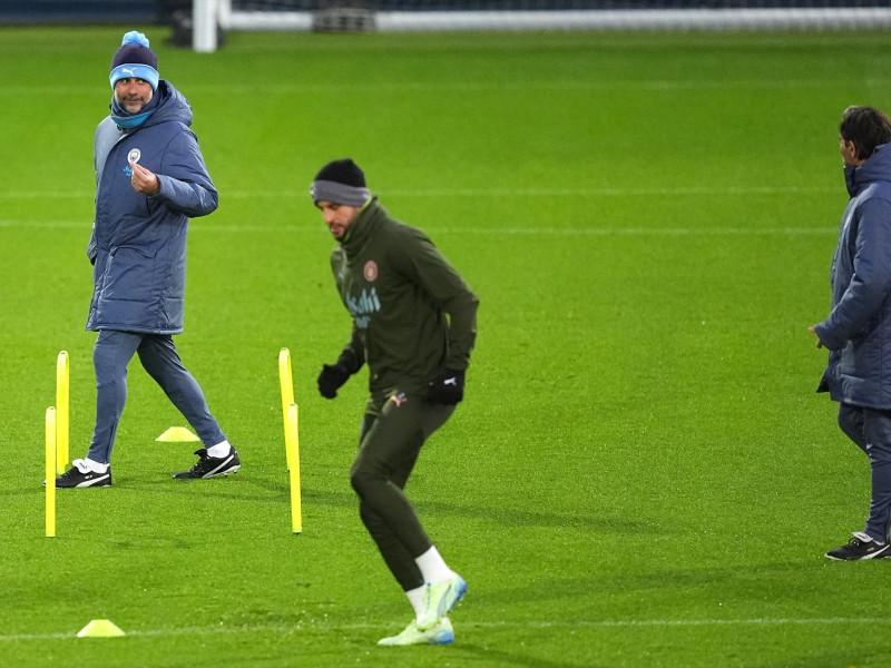 El entrenador del Manchester City, Pep Guardiola (izq.), habla con el preparador físico Lorenzo Buenaventura durante una sesión de entrenamiento en la Academia de Fútbol del City, antes del partido de fútbol de la UEFA Champions League del martes contra el Feyenoord.