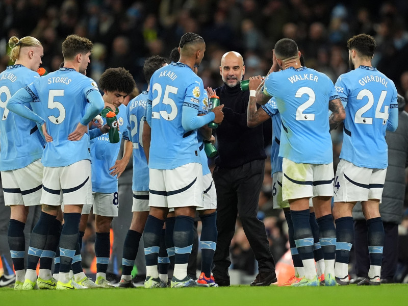 El entrenador del Manchester City, Pep Guardiola, habla con los jugadores desde la línea de banda, durante el partido de fútbol de la Premier League inglesa entre el Manchester City y el Tottenham Hotspur en el Etihad Stadium.