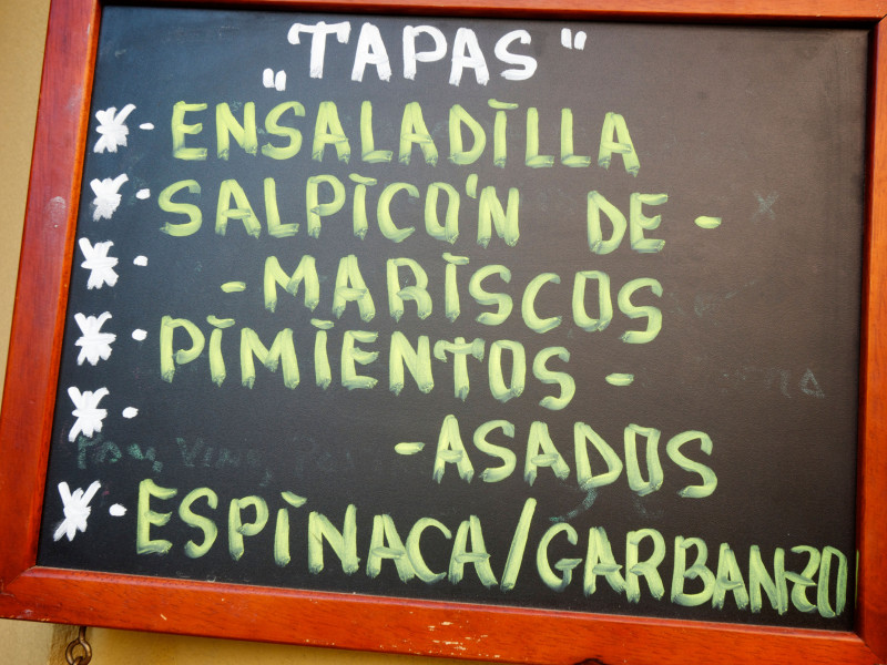 Primer plano de un cartel del menú de un restaurante típico español, Sevilla, Andalucía, España