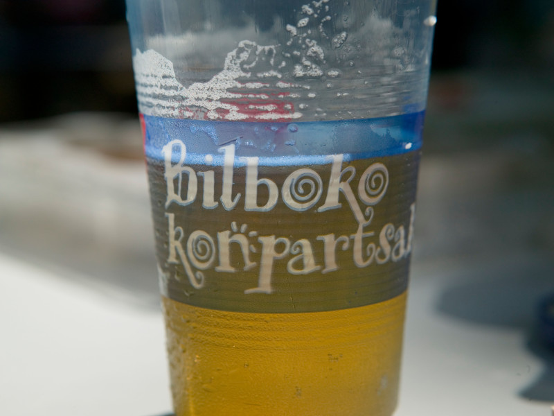 Las palabras Bilboko konpartsak en un vaso de plástico que contiene cerveza Plaza Arenal Bilbao País Vasco País Vasco España