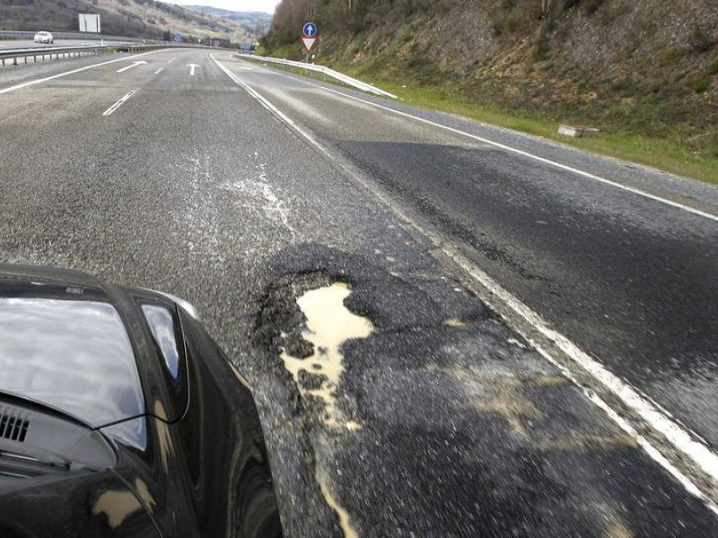 Baches en la A6 a su paso por A Montaña de Lugo