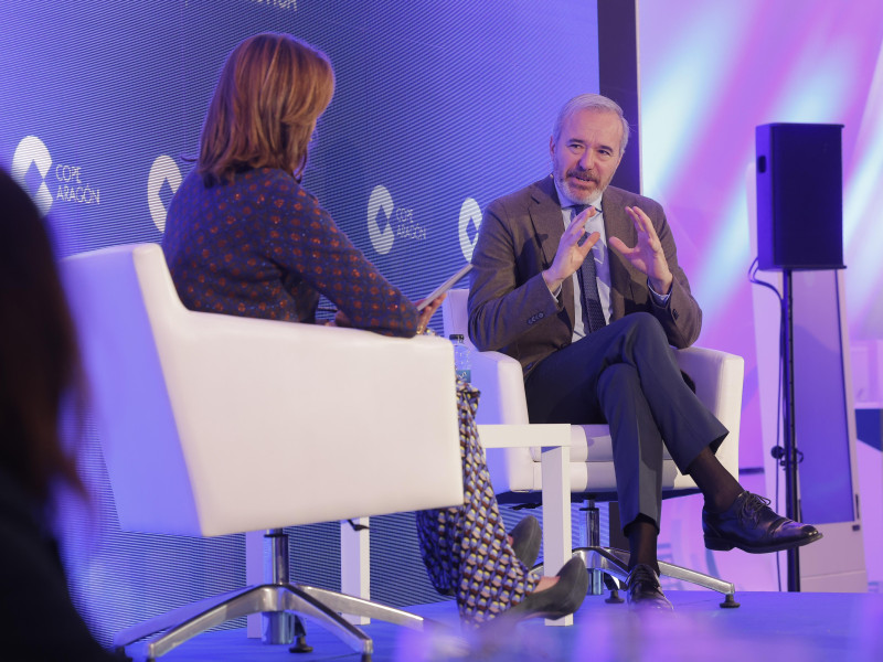 Jorge Azcón dialoga con Pilar García de la Granja.