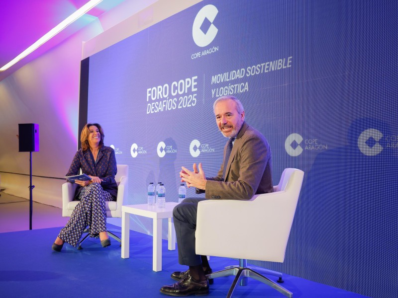 Pilar García de la Granja dialoga con el presidente aragonés Jorge Azcón.