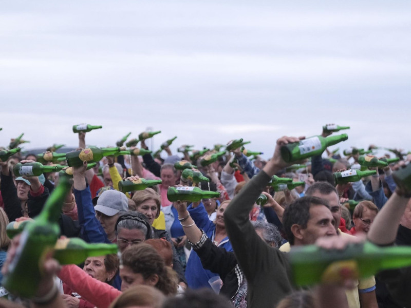 Miles de personas participan en el escanciado simultáneo que se celebra, cada año, en el Festival de la Sidra Natural de Gijón