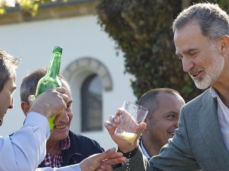 El Rey Felipe VI, a punto de beber un culín de sidra recién escanciado