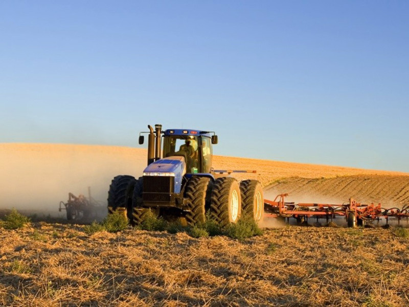 Fallece un trabajador arrollado por un tractor en una parcela de Alcalá de Guadaíra
