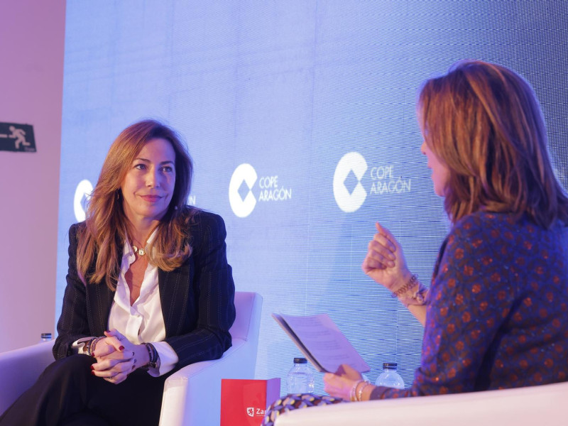 Natalia Chueca dialoga con Pilar García de la Granja en el 'Foro COPE Desafíos 2025' que ha acogido Zaragoza.