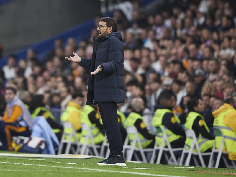 José Bordalás da instrucciones a sus jugadores el pasado domingo en el Bernabéu.