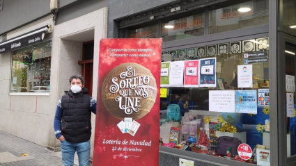 Fernando Toubes frente a su librería