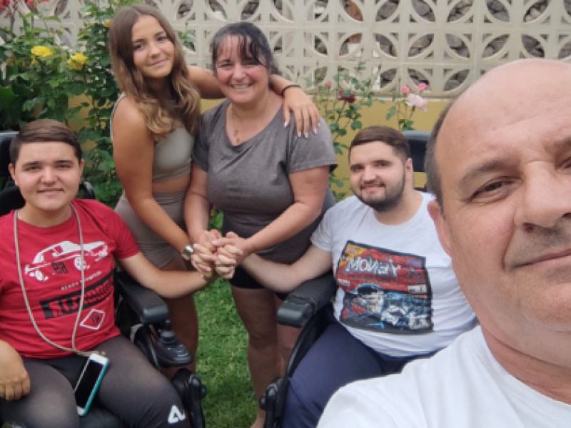 Los hermanos Pablo y Adrián, afectados por el síndrome Duchenne, junto a su familia