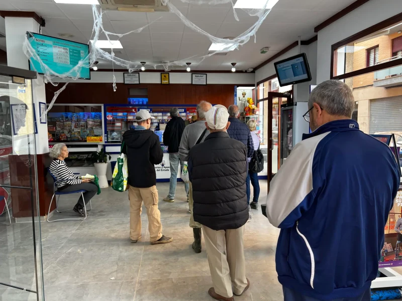 Decenas de personas hacen cola en una Administración de Lotería de Alfafar, en la zona cero de la DANA, el pasado 12 de noviembre