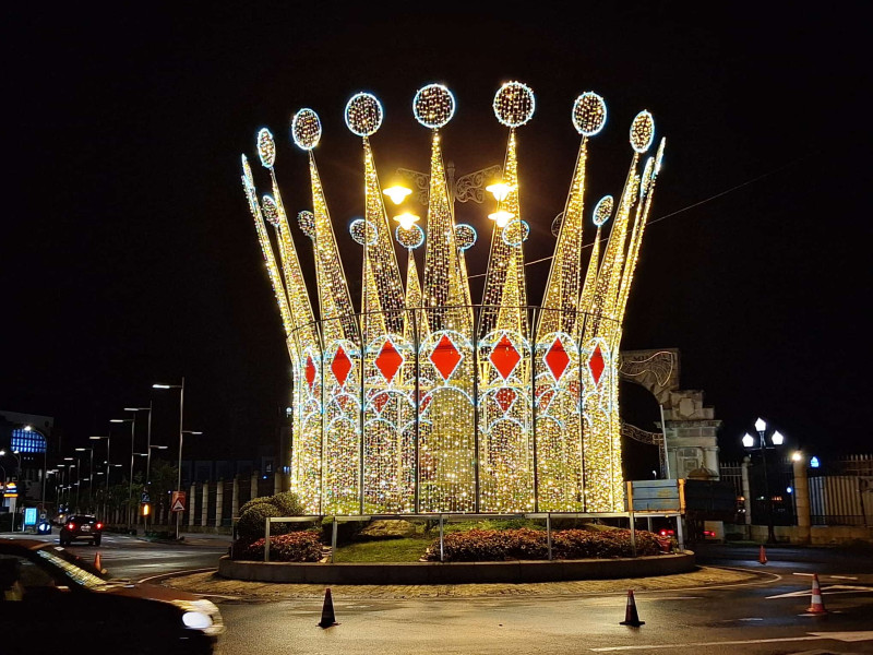 Corona gigante instalada en la Plaza de España