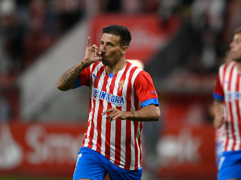 Aitor celebra un gol con el Sporting.