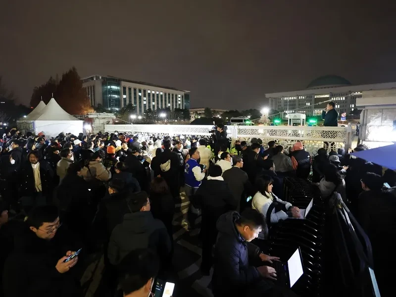 La puerta principal de la Asamblea Nacional en Seúl abarrotada de gente - EFE