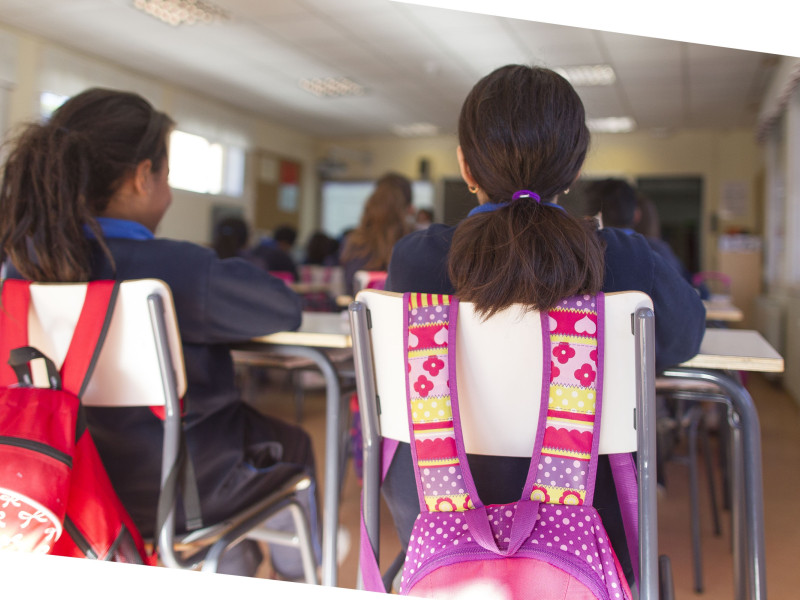 Dos alumnas en el aula de un colegio madrileño