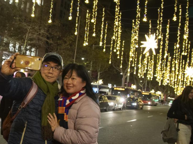 Foto de dos personas tomándose un selfie en Passeig de Gràcia