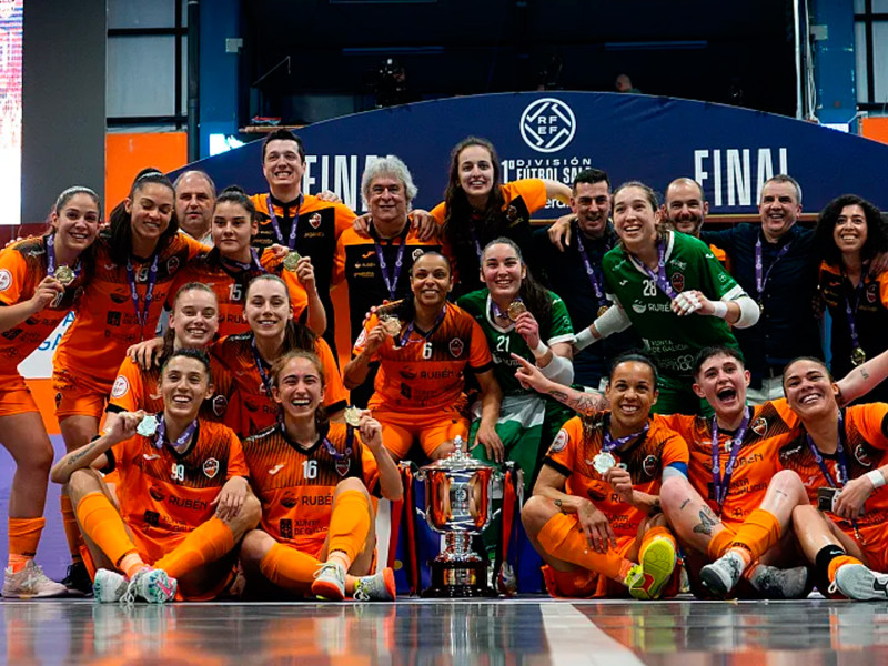 El equipo femenino de Burela celebra la sexta Liga de su historia