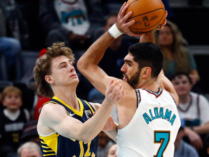 Santi Aldama aguanta el balón ante Johnny Furphy durante el partido de la Copa NBA entre Indiana Pacers y Memphis Grizzlies