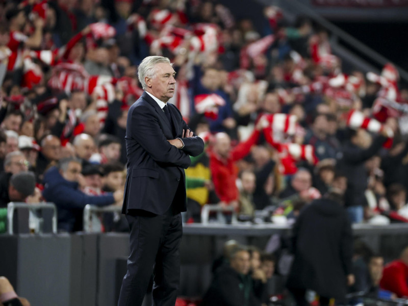 Carlo Ancelotti, muy serio durante la derrota del Real Madrid contra el Athletic.