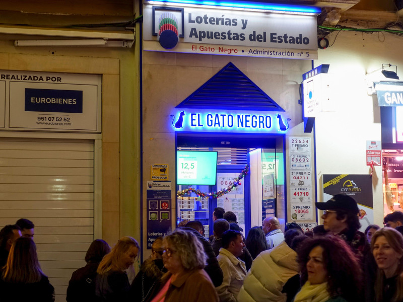 El gato negro, Oficina oficial de loterías del estado que vende billetes de lotería en Málaga, España