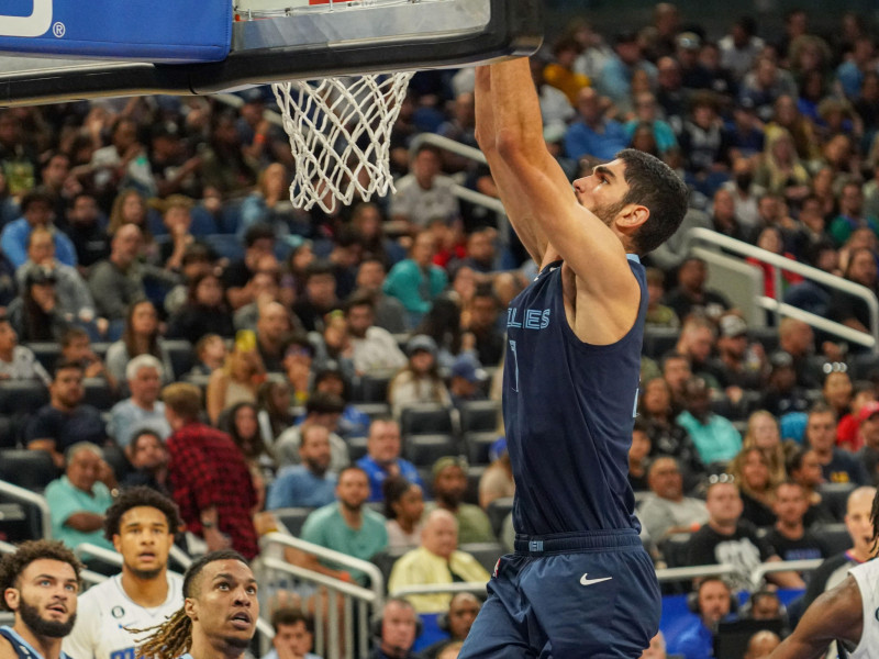 El delantero de los Memphis Grizzlies, Santi Aldama #7, hace una volcada contra los Orlando Magic en el Amway Center