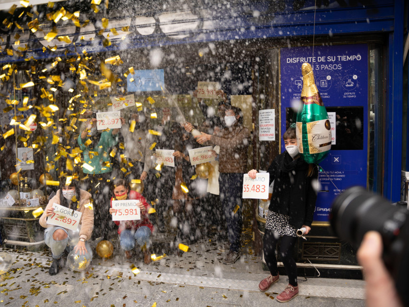 En la conocida administración de loterías de Madrid Doña Manolita celebran que han vendido parte del bote de la lotería de Navidad, valorado en 4 millones de euros, también han vendido varios quintos premios, parte del tercero y del cuarto.