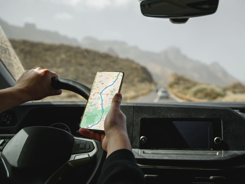 Conducir un coche utilizando el navegador de un teléfono inteligente