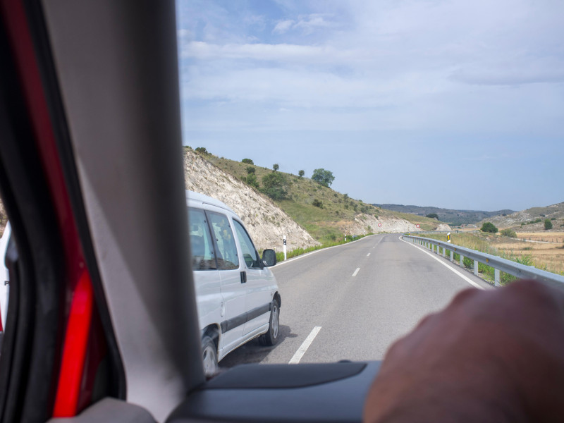 Conductor siendo adelantado en carretera local