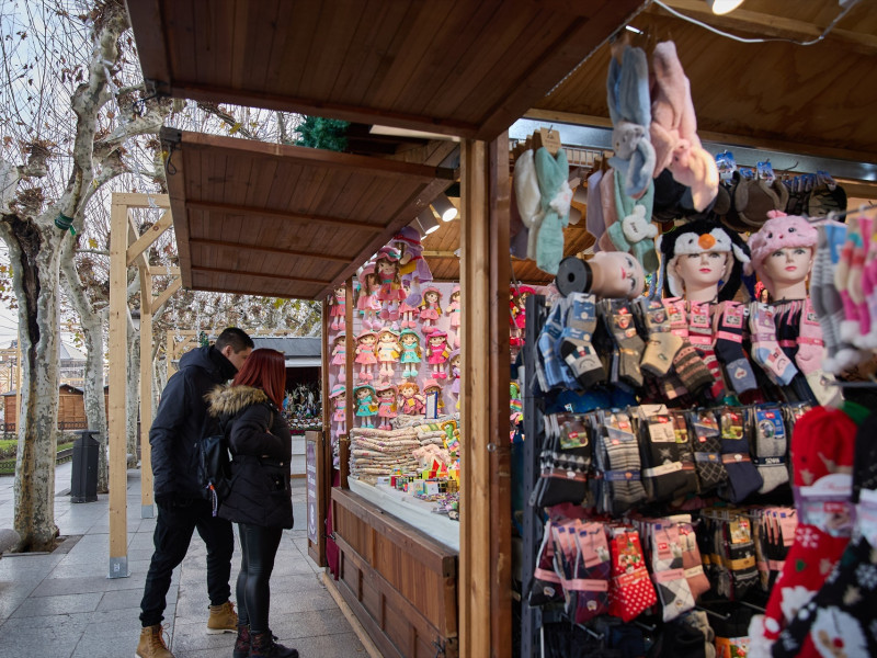 Un puesto del mercadillo navideño de Alcalá de Henares, en la plaza de Cervantes, a 28 de diciembre de 2023, en Alcalá de Henares, Madrid