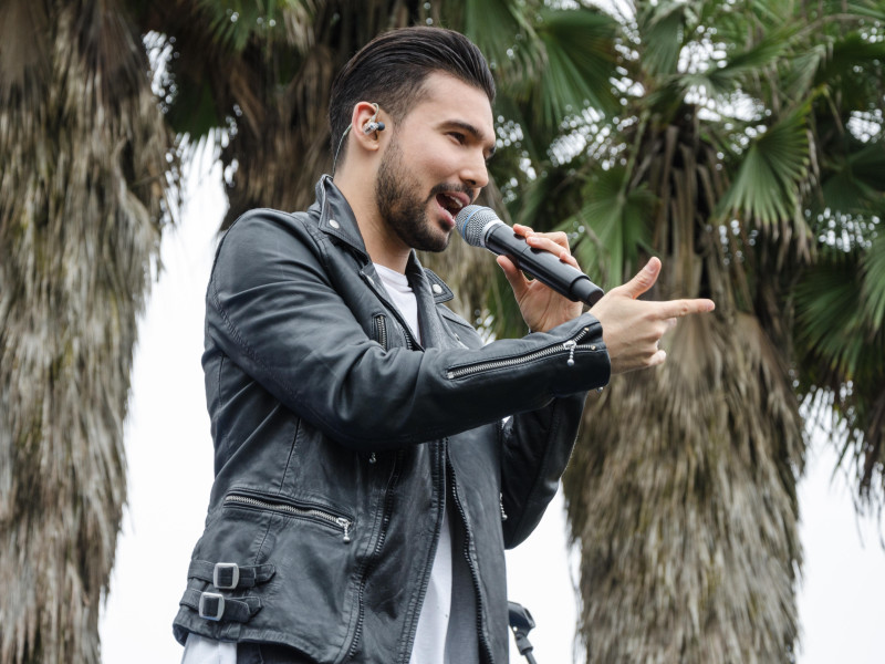 El cantante peruano Ezio Oliva presenta en el Festival Entel.