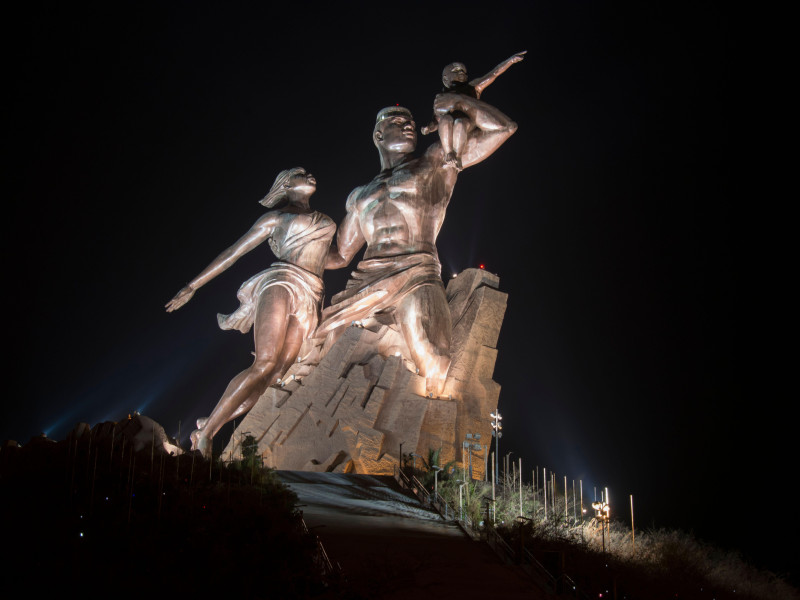 Monumento al Renacimiento Africano con iluminación nocturna, en la ciudad de Dakar, capital de Senegal