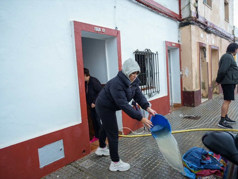 Un vecino De San Fernando achica agua de su casa con cubos, a 31 de octubre de 2024, en Cádiz