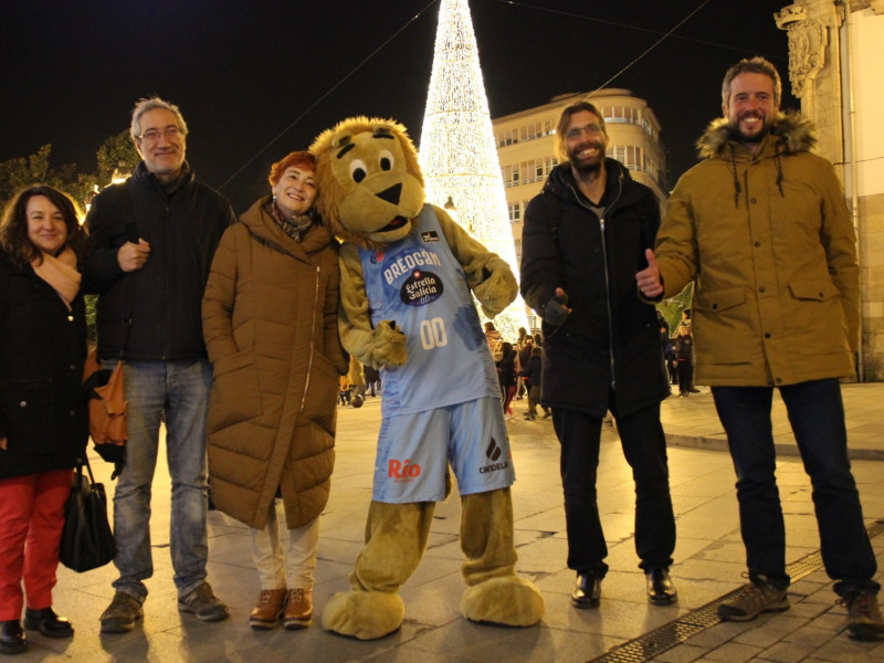 Os concelleiros do BNG coa mascota do Breogán -Maximus- o pasado Nadal