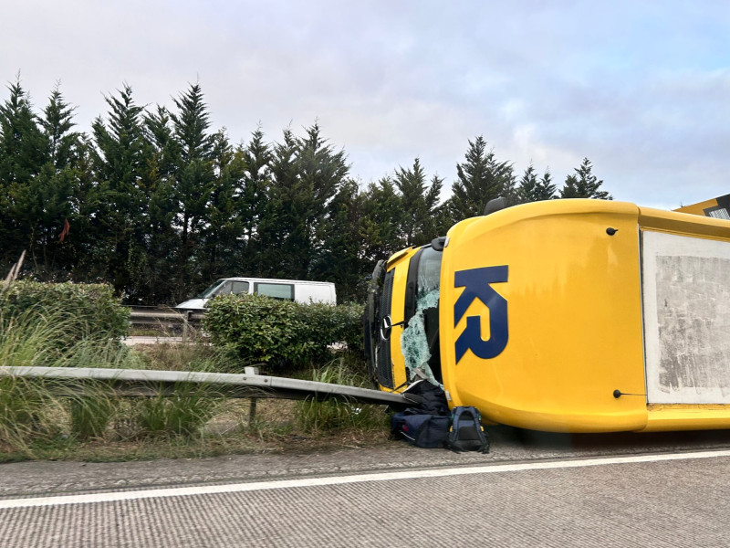 Camión volcado en la autopista 'Y'