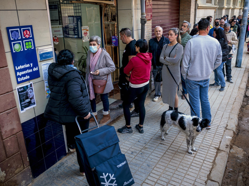 Colas en una administración de lotería de Paiporta