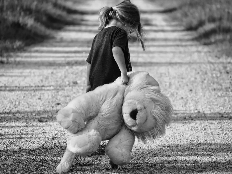 Niña caminando